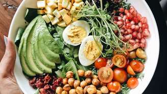 Descubra como os alimentos ricos em vitamina A e retinol ajudam na produção de colágeno, na imunidade e na saúde da pele. Confira a lista completa