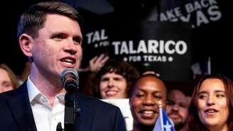 O candidato democrata ao Senado dos Estados Unidos pelo Texas, James Talarico, discursa durante o evento realizado para celebrar os resultados das eleições primárias em Austin, no Texas, em 4 de março de 2026.