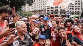 Chico Buarque participa de ato pró-Lula no Rio de Janeiro