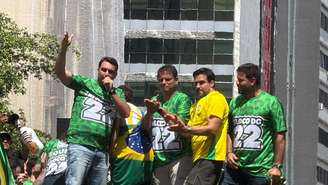 Flávio Bolsonaro (PL) faz discurso na Avenida Paulista neste domingo, 18