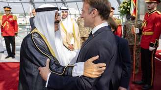 Foto divulgada pelo Diwan do Emir do Kuwait em 19 de outubro de 2026 mostra o emir do Kuwait, xeque Mechaal al-Ahmad al-Jaber al-Sabah (à esquerda), recebendo o presidente francês Emmanuel Macron no Aeroporto Internacional do Kuwait, na Cidade do Kuwait.