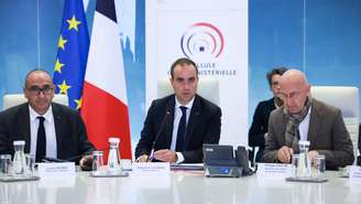 O ministro do Interior, Laurent Nuñez (à esq.), e o primeiro-ministro, Sébastien Lecornu (ao centro), participam de reunião de crise em Paris; governo prepara novas medidas após a onda de violência e saques registrada no fim de semana.