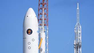 JAPAN OUT. NO COMMERCIAL OR EDITORIAL SALES IN JAPAN. O foguete H3, que transporta a sonda Martian Moons Exploration (MMX), com destino a Fobos, lua de Marte, é levado para a plataforma de lançamento antes da decolagem prevista no Centro Espacial de Tanegashima, na ilha de Tanegashima, na província de Kagoshima, sudoeste do Japão, em 19 de outubro de 2026.