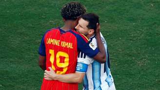 Lamine Yamal e Messi se abraçam após o final da partida em que a Espanha venceu a Argentina e conquistou a Copa de 2026