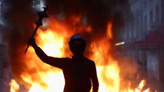Incêndio em um rua de Paris à margem dos protestos contra o alto custo de vida, no sábado, 17 de outubro de 2026.