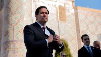 O secretário de Estado dos EUA, Marco Rubio, fala com a imprensa na Praça Registan, em Samarcanda, no Uzbequistão, em 19 de outubro de 2026.