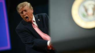 O presidente Donald Trump durante um comício republicano em Park City, subúrbio de Wichita, no estado do Kansas, em 19 de outubro de 2026, na região central dos Estados Unidos.