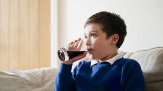 Pesquisa do King's College London aponta que ingestão de refrigerantes reduz o tempo de sono e altera o córtex