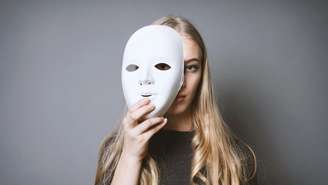 Condição atípica faz a pessoa mascarar o sofrimento emocional por trás de um cotidiano ativo e produtivo