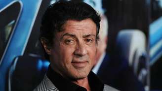 Sylvester Stallone desabafa aos 80 anos sobre as gravíssimas lesões e cirurgias acumuladas por dispensar dublês ao longo da carreira. Confira o alerta do astro