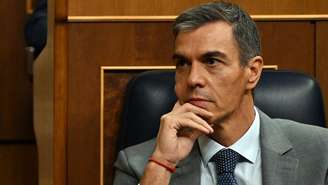 O governo do primeiro-ministro socialista espanhol Pedro Sanchez, na foto em 2 de outubro de 2026, aprovou uma série de medidas sociais, a poucas semanas das eleições legislativas antecipadas marcadas para o fim de novembro.