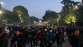 Manifestantes participam de marcha de estudantes contra o governo da Albânia, em Tirana, em 19 de outubro de 2026.
