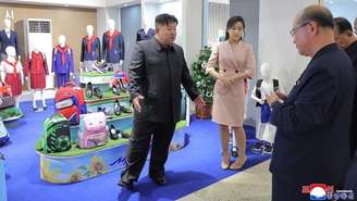 A imprensa estatal norte-coreana publicou fotos do líder do país, Kim Jong-un, pouco depois que rumores sobre sua morte se espalharam na internet