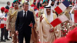 O rei do Bahrein, Hamad bin Isa Al Khalifa, recebe o presidente francês, Emmanuel Macron, na chegada à Base Aérea de Sakhir, em Manama, Bahrein, em 20 de outubro de 2026.
