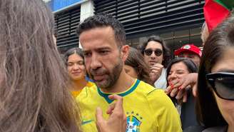 Deputado André Janones deixa hospital em SP