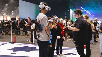 Pessoas usando óculos VR