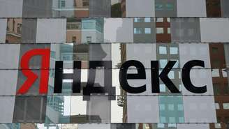 O logo da Yandex, companhia russa de tecnologia e IA, na fachada de seus escritórios em Moscou, Rússia, em 12 de outubro de 2026.