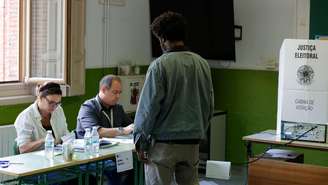 Pessoa chegando para votar em seção eleitoral