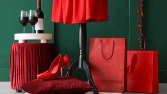 Estilista surge com vestido fluido em NY e prova que a tonalidade é o novo neutro de impacto para qualquer produção
