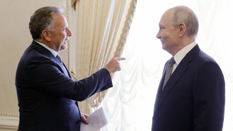 Vladimir Putin conversa com Steve Witkoff durante uma reunião em São Petersburgo, em 21 de outubro de 2026