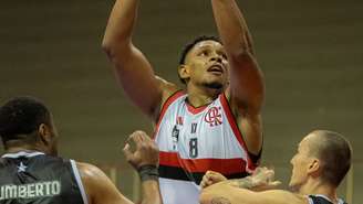 Ruan, do Flamengo, enfrenta a marcação do Botafogo em partida da segunda rodada do NBB 2026/27 - 