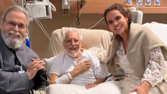 Carlos Alberto de Nóbrega aparece pela primeira vez em foto após cirurgia no coração