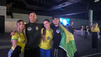 João Victor, enrolado com a bandeira do Brasil, foi ao evento em apoio a Flávio Bolsonaro acompanhado de amigos