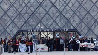 Manifestantes e estudantes de escolas de arte e cultura bloqueiam a entrada do Museu do Louvre, em Paris, em 19 de outubro de 2026.