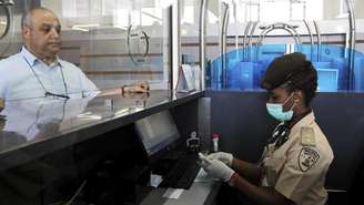 A fiscalização foi reforçada no aeroporto de Abuja, na Nigéria, desde o aparecimento dos primeiros casos de Ebola no país.