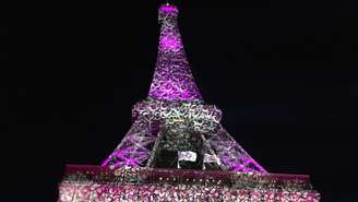 Mensagem de apoio ao Outubro Rosa é projetada na Torre Eiffel, em Paris, em 28 de setembro; campanha busca incentivar o rastreamento do câncer de mama e arrecadar recursos para pesquisa e assistência a pacientes.