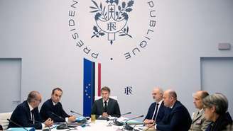 O presidente francês Emmanuel Macron participa de uma reunião do Conselho de Segurança, com a presença do ministro do Interior, Laurent Nunez, e do primeiro-ministro, Sébastien Lecornu, no Palácio do Eliseu, em Paris, no dia 22 de outubro de 2026.