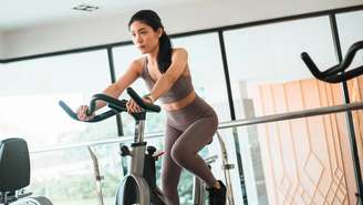 Descubra por que variar a rotina de exercícios físicos é a chave para viver mais e melhor. Veja as conclusões do estudo de Harvard e as recomendações de especialistas
