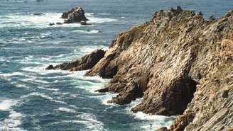 Vista da costa atlântica, Finisterre, Bretanha, França.