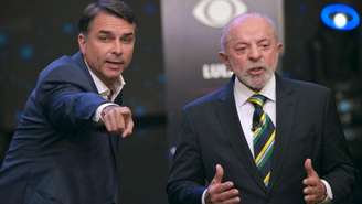 Os candidatos à presidencia do Brasil, Luiz Inácio Lula da Silva (direita) e Flávio Bolsonaro, em um debate em São Paulo, em 18 de outubro de 2026