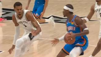 Shai Gilgeous-Alexander, do OKC Thunder, e Victor Wembanyama, do San Antonio Spurs, durante a primeira partida das equipes na temporada 2026/27 da NBA - 