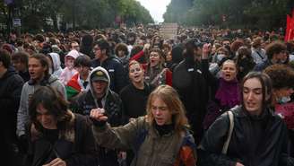 Manifestantes participam de um protesto organizado por coletivos estudantis e sindicatos em Paris, em 22 de outubro de 2026.