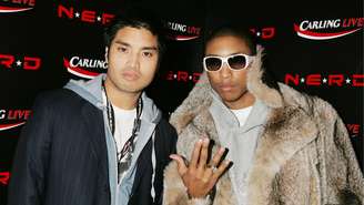 Chad Hugo e Pharrell Williams participam da festa após o último show do ano do NERD, em novembro de 2004