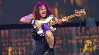 Steve Harris durante show do Iron Maiden no Eddfest, em 2026