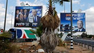 Outdoors com o primeiro-ministro israelense Benjamin Netanyahu, do partido Likud (à esquerda), e o ministro da Segurança Nacional de Israel, Itamar Ben-Gvir (à direita), na entrada de Kiryat Malachi, em Israel, em 20 de outubro de 2026.