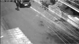 Câmera flagrou o momento em que grupo abandonou um corpo na zona oeste de São Paulo.