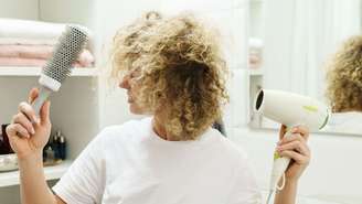Aprenda como secar o cabelo certo e fazer uma escova perfeita em casa