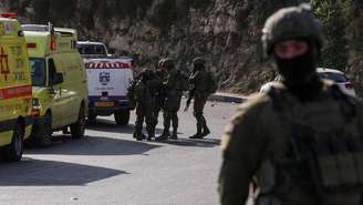 Forças israelenses fazem a segurança perto do local de um ataque a tiros em Hebron, na Cisjordânia ocupada por Israel, em 23 de outubro de 2026.