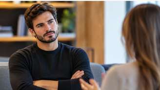 Cruzar os braços durante uma conversa revela algo que poucos imaginam