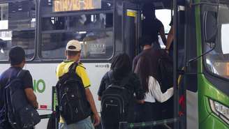 Pessoas entrando no ônibus