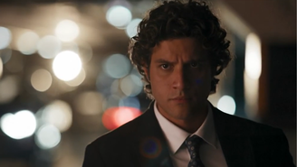 : Pedro (Chay Suede) reconhece Tom (Allan Souza Lima) como um dos envolvidos no atentado