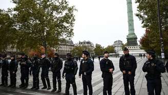 Policiais cercam a Praça da Bastilha, no centro leste de Paris, antes do início da passeata prevista para este sábado (24) na capital francesa, como parte da mobilização nacional contra o alto custo de vida na França.