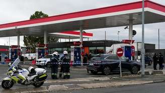 Policiais cercam um posto de gasolina de Trappes, na grande região parisiense, um dos locais onde Kevin T. abriu fogo contra moradores na sexta-feira, 23 de outubro de 2026.
