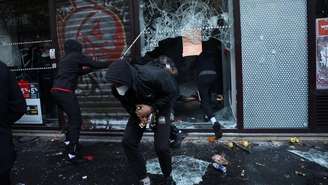 Manifestantes saqueiam um supermercado durante confrontos em um dia de protestos contra o custo de vida e o aumento dos preços dos combustíveis em Paris, como parte das manifestações nacionais convocadas pelo movimento dos “Coletes Amarelos”, às quais se juntaram estudantes do ensino médio e universitários, professores e pais que reivindicam melhores condições nas escolas e medidas do governo, além de sindicatos, trabalhadores, agricultores e aposentados, na França, em 17 de outubro de 2026.