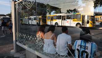 Pessoas aguardam ônibus em terminal rodoviário em Salvador, durante o segundo turno da eleição. O presidente Lula afirmou que muitas pessoas foram "impedidas de votar" devido a problemas nos transportes.