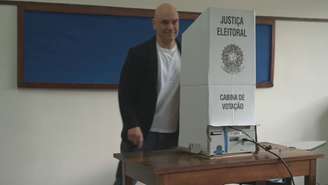 Moraes vota no segundo turno em São Paulo e exalta sistema eleitoral